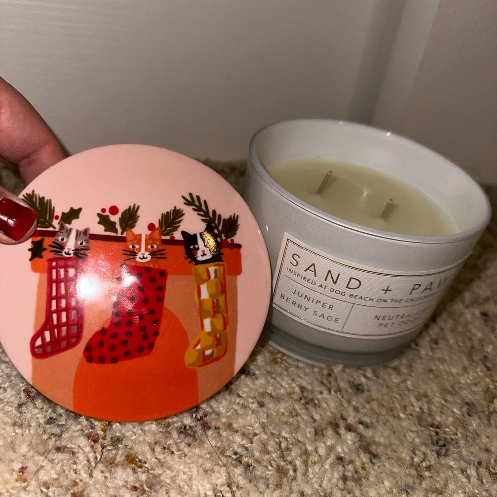 Candle Sand + paws 🐾 juniper berry sage winter candle 🍒 🌲 🐶 🐱 🐈